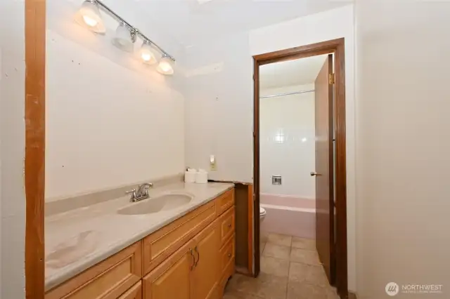 Mainfloor Bathroom