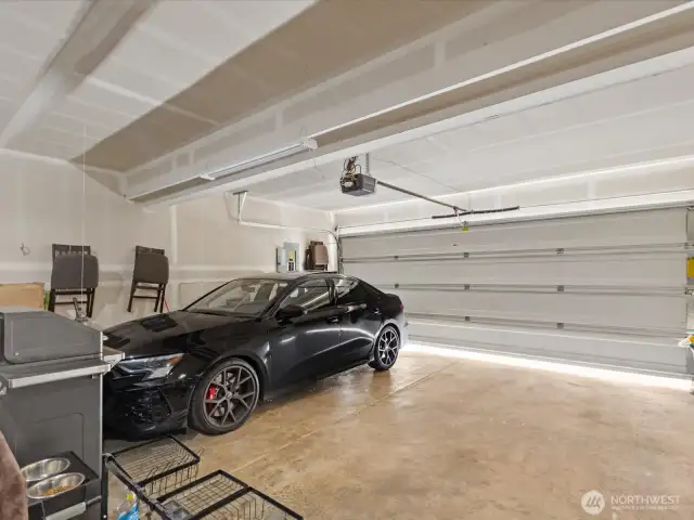 Extra large Garage, 700sqft, fits up to 4 vehicles!