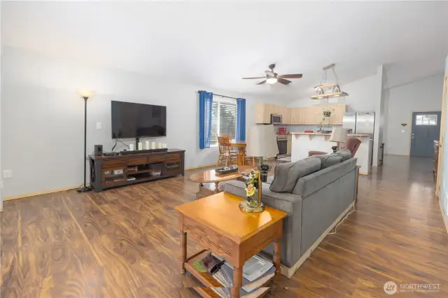 Spacious living toom