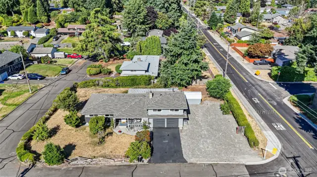 Expansive corner lot