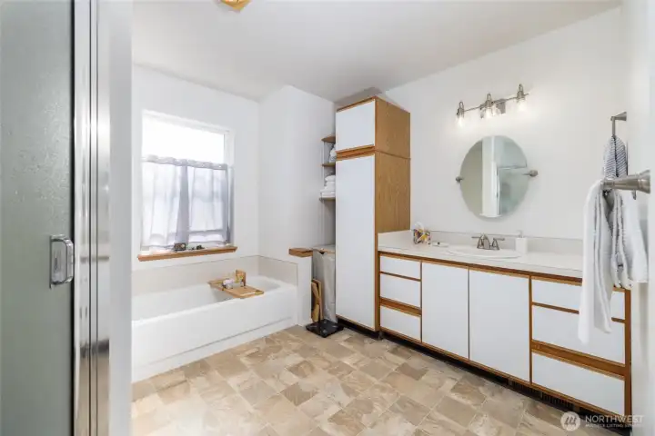 Large bathroom, 4 piece