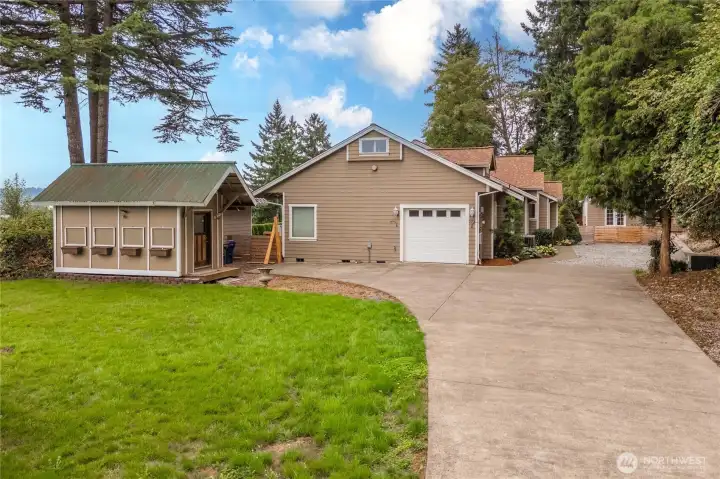 Large driveway - plenty of room for parking.