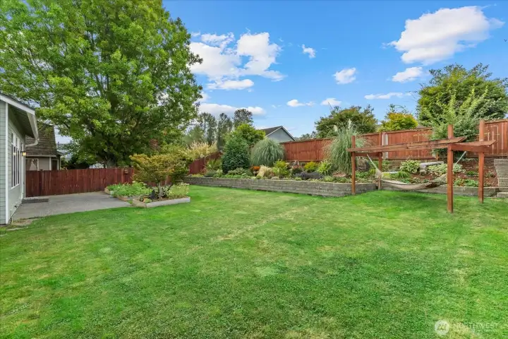 Another shot of the Lg fenced in backyard.