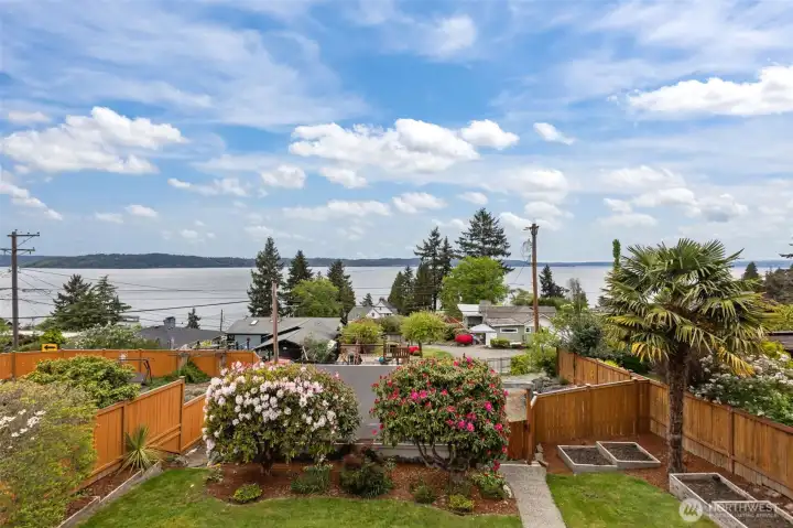 The proximity to the shoreline allows for strong visual connection to the Sound, while still being set back enough to feel private. The proximity to the shoreline allows for strong visual connection to the Sound, while still being set back enough to feel private.