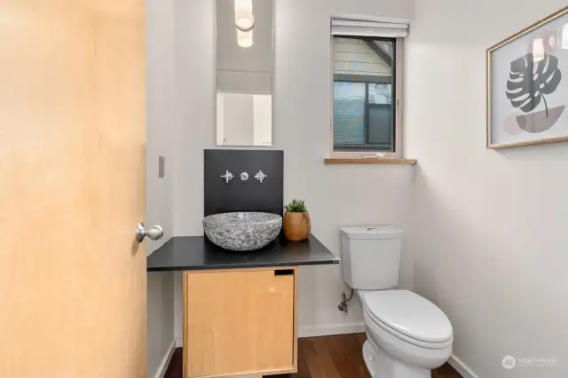 Upper level 1/2 bath