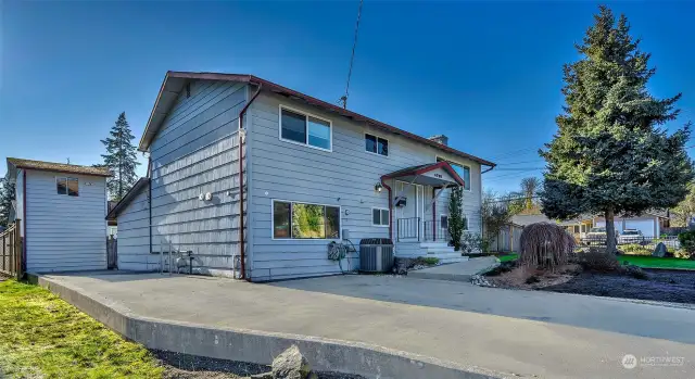 Multi purpose home on a fully fenced corner lot. Lower level was former Kangaroo Korner Daycare for over 30 years. Professional recording studio easily coverable to an impressive theater room.