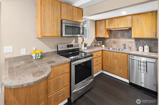 MIL/ADU full kitchen with SS Appliances