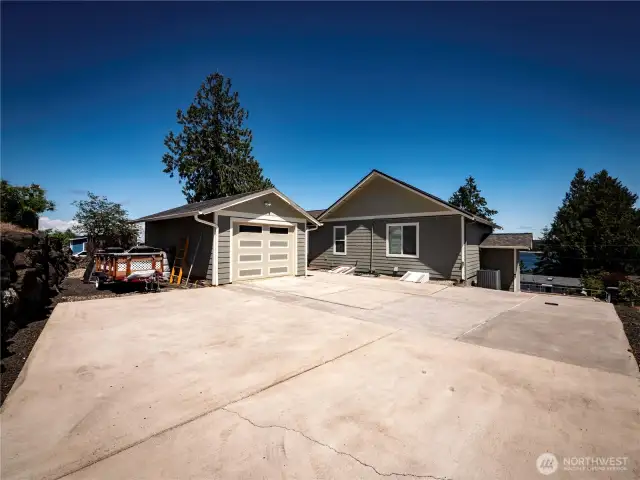 RV OR BOAT STORAGE...OR PARK IN THE GARAGE IF YOU WISH