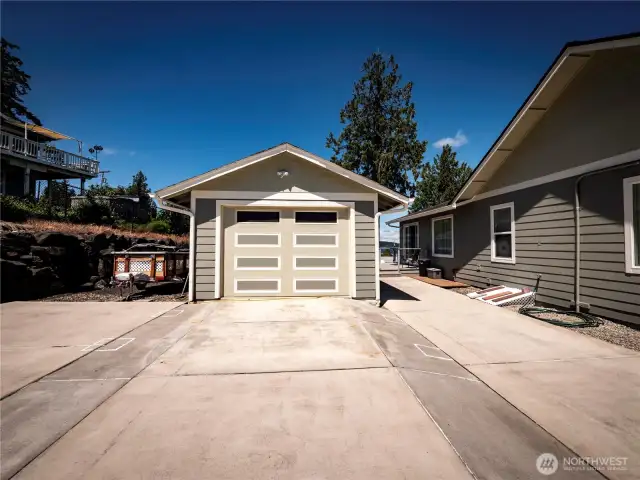 SWEET GARAGE...CURRENTLY ABOUT 10 PROJECTS GOING ON IN THERE