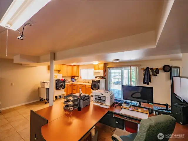POTENTIAL 2ND KITCHEN...ADDITIONAL DWELLING POSSBILITIES
