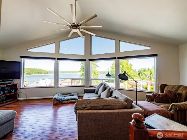 LIVING  ROOM WITH VAULTED CEILING AND FAN...WE HAVE AC BUT WHY NOT CIRCULATE