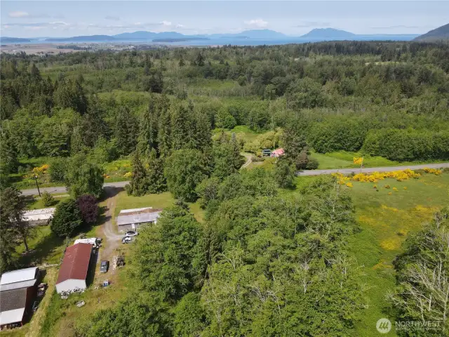Close to downtown Bow-Edison. A foodie and art lovers paradise! Also, close to I-5 and the famous Chuckanut Hwy.