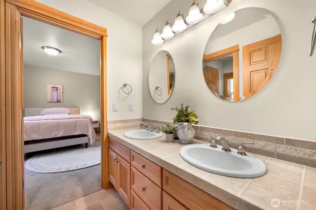 Jack and jill style bathroom to connect both bedrooms upstairs.