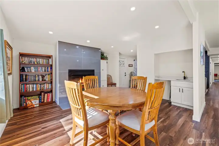Entertainment area with a wood fire palce, and also a mini bar, wine bar area, place your wine fridge and have a place to clean your glasses. Or use it as a espresso station.