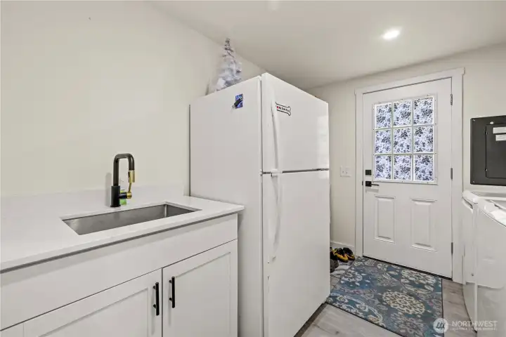 Utility room and mudroom, with sink. Walk in from the outside wash off, and place your clothes in teh laundry.
