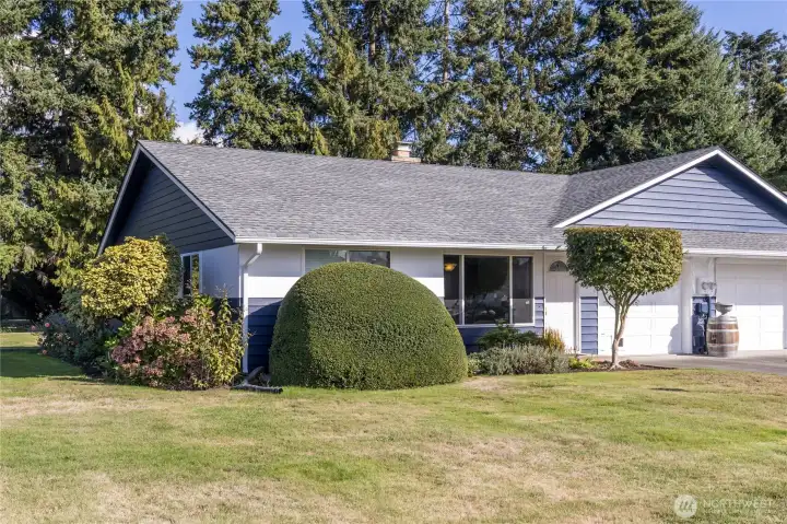 Welcome to this single-level townhome in a peaceful park-like setting!