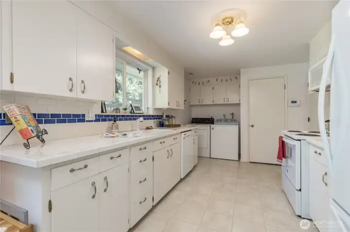Bright & spacious kitchen