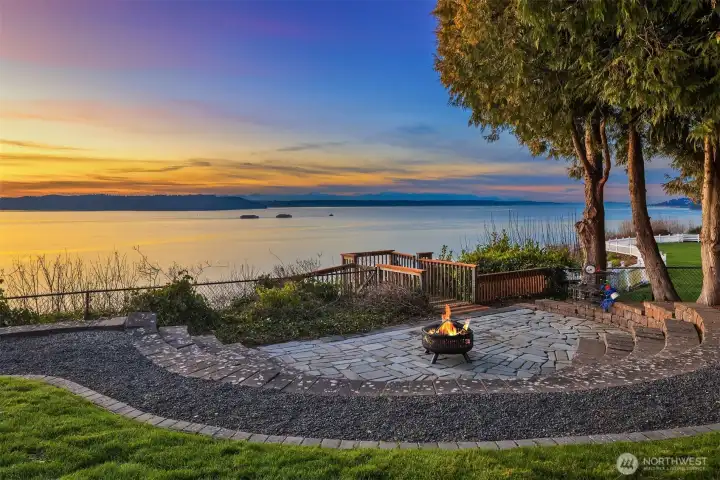 Gather around the firepit on those chilly spring and fall evenings with your favorite beverages and s'mores.