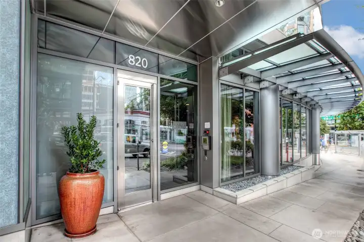 The curve is highlighted at the Enso lobby entrance too.