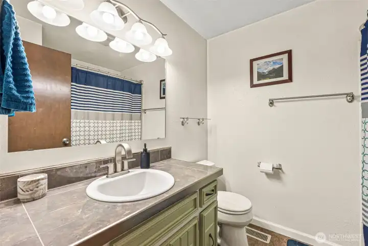 guest full bath with tub