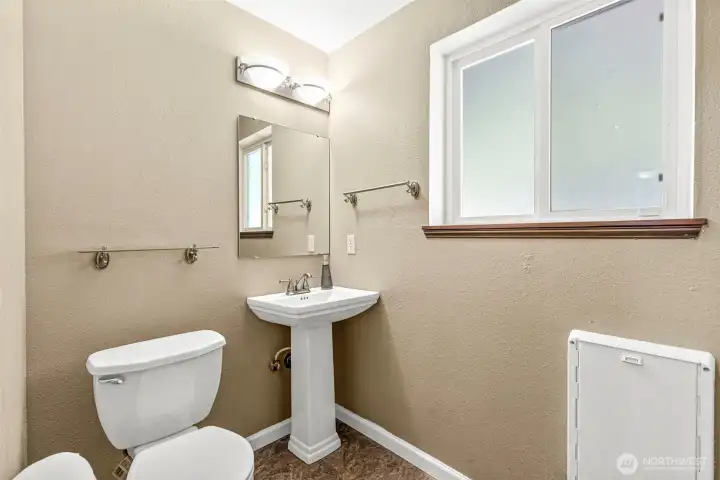 powder room 1/2 bath