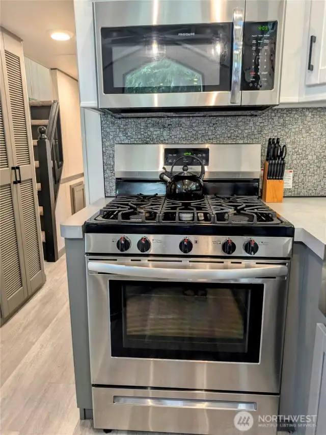 Full-Size Range and Oven