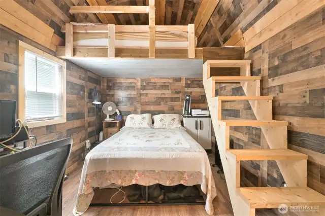 entry of bunkhouse (queen size bed)
