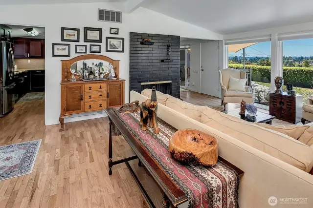~shows circular floor plan, flows wonderful for entertaining