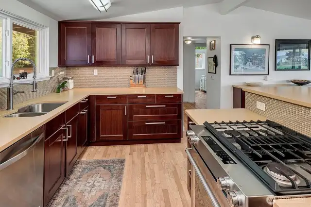 ~lots of space in this kitchen and gas range