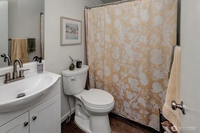~main bathroom with tub w/shower
