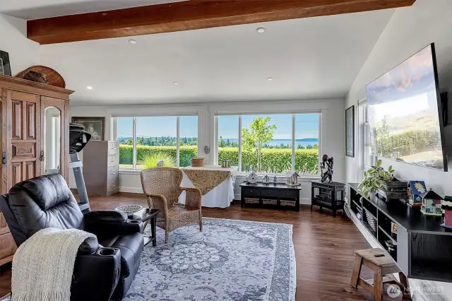 ~nice open family room with a view
