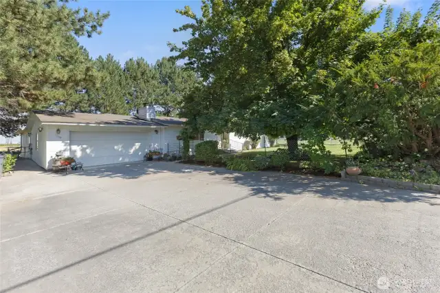 4 bed 2 bath main home + 2 bed 2 bath attached ADU!