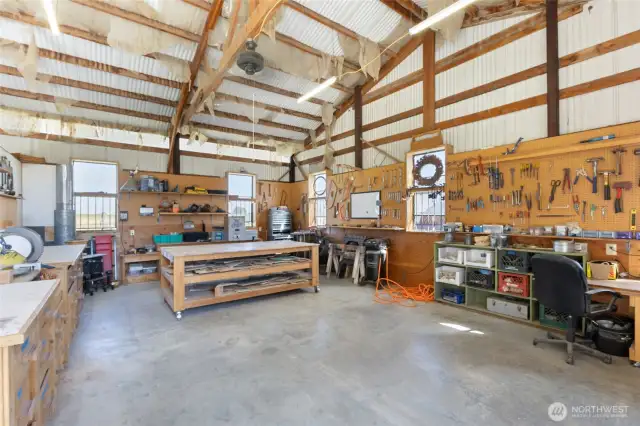 Great work space set up to make working on your projects easy & organized!