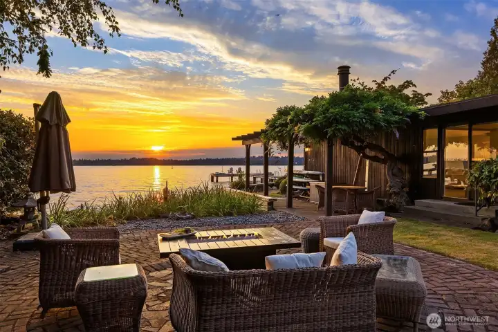 Secure your piece of prime Kirkland waterfront! Refreshed rambler w/ 75’of shoreline, a shared dock w/deep moorage, beach access & newer bulkhead, you'll enjoy sweeping, west-facing views of the Seattle skyline & Olympic mountains.