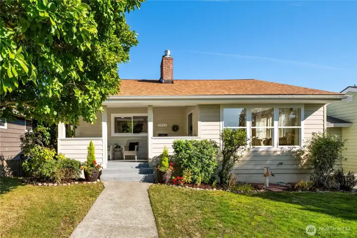Discover why people love living in this Seaview neighborhood. Great pride-of-ownership, great walkability, great curb appeal, welcome home!