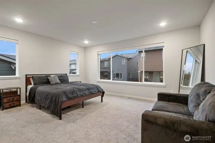 Primary Bedroom (16'0" x 13'1")