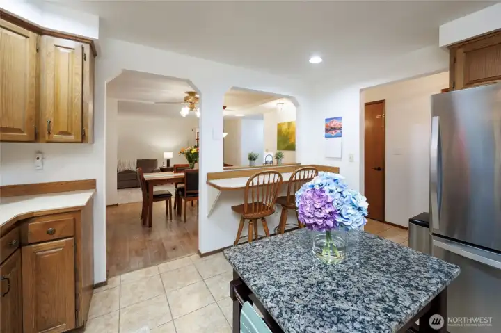 Kitchen w/breakfast eating bar.