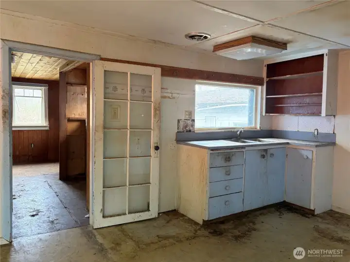 Laundry room off kitchen/dining room