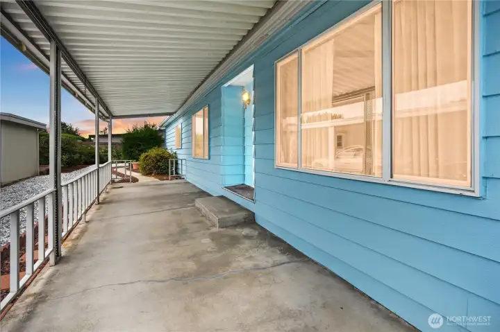 Nice patio, clean and open.