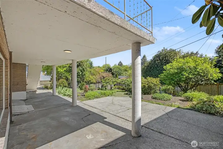 Large patio, great for gatherings and entertaining.