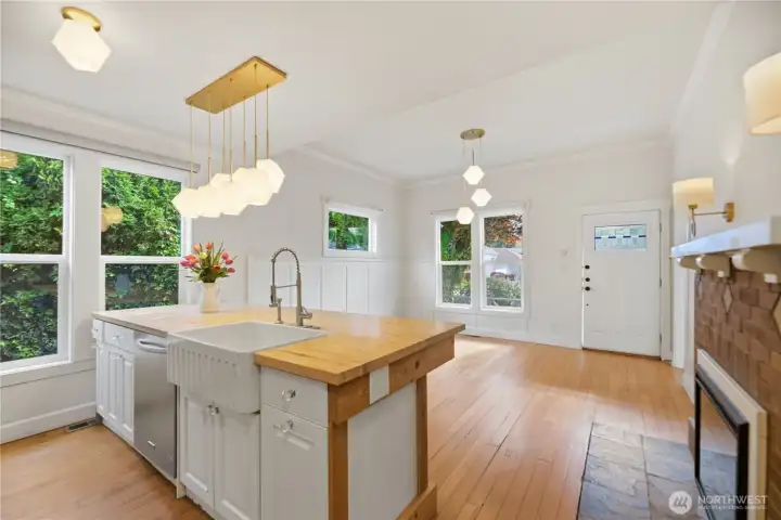 Main unit kitchen with prep island
