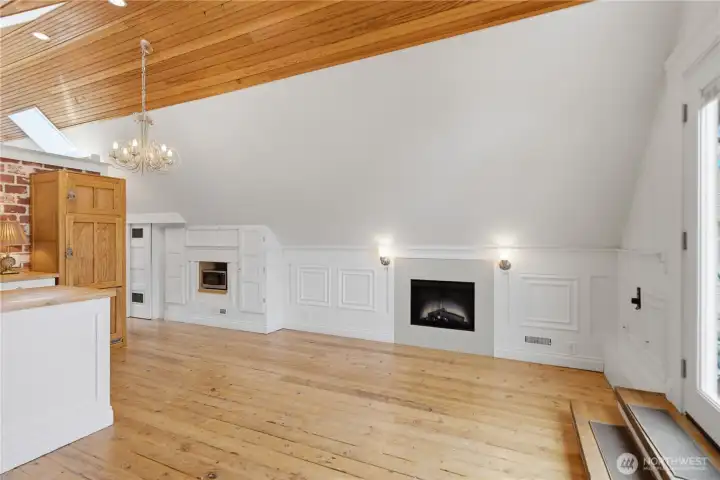 Open floor plan with vaulted ceilings