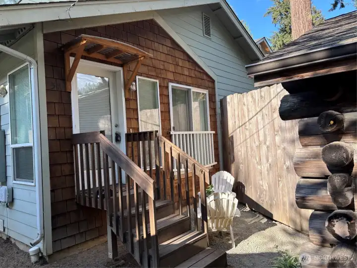 5 steps up to the Front entry of the 2 BR UNIT. this entry is quite private. 5 steps up to the Front entry of the 2 BR UNIT. this entry is quite private.