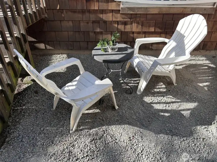 It offers a small sunny sitting area to use for quiet relaxation. It offers a small sunny sitting area to use for quiet relaxation.