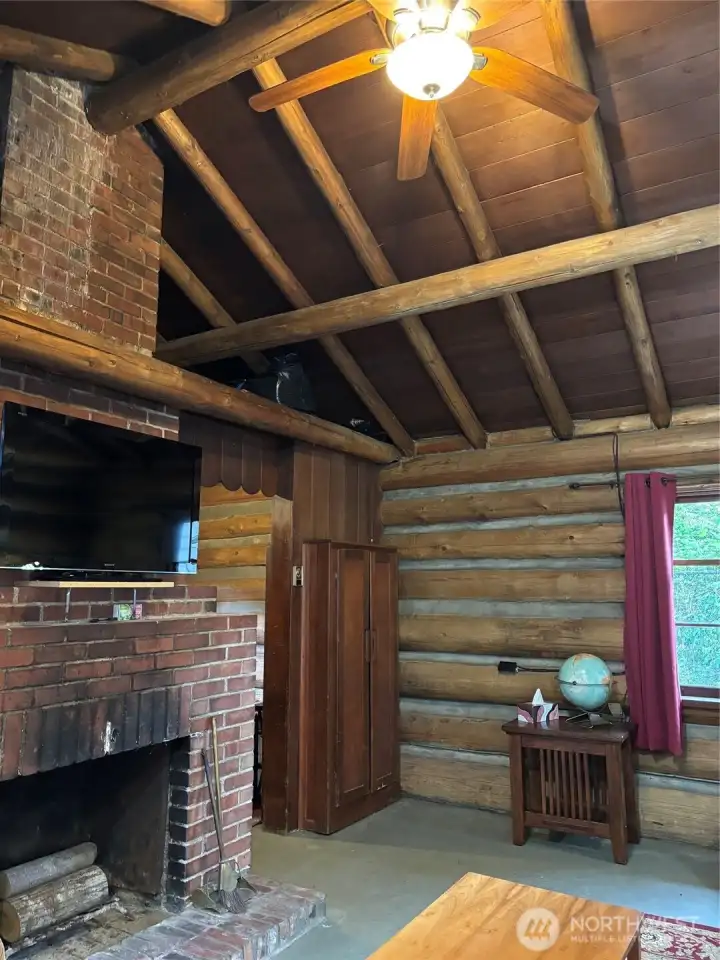 High open ceilings with ceiling fan ~ a nice feature for circulating heat High open ceilings with ceiling fan ~ a nice feature for circulating heat