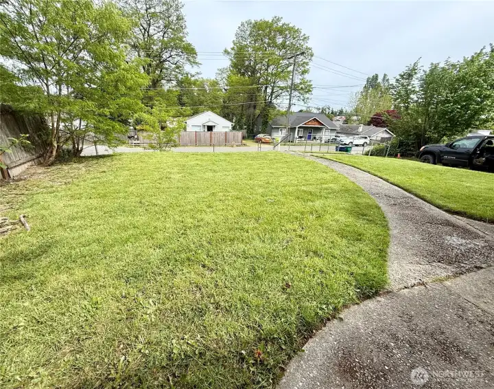 Large Front Yard With Walk Way Large Front Yard With Walk Way