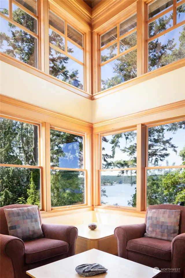 Upper windows in the livingroom really let in the light.