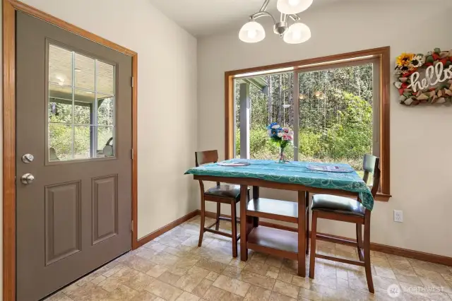 Watch the nature outdoors while enjoying a snack in the breakfast nook. Door leads out to covered patio.