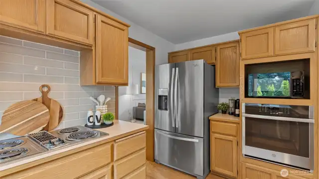 Kitchen SS appliances stay.