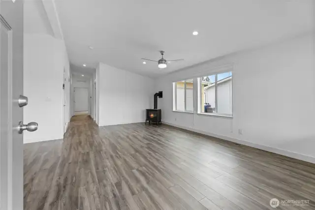 Living room w/gas fireplace